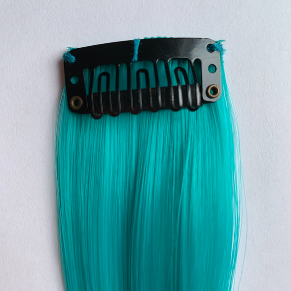 Clip in turquoise hair extension. Measurements: 50cm x 3.5cm. Soft synthetic fibre hair.