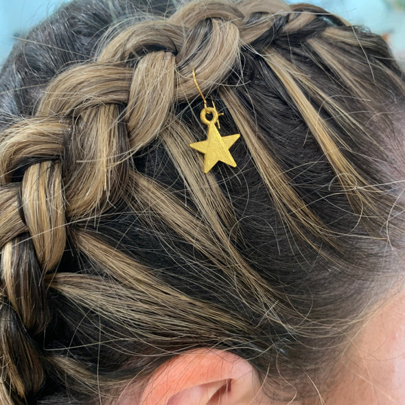 Star charm/hair charm in gold colour (hook included).  Dimensions: 12mm x 15mm.  Material: Charm - zinc alloy, lead free. Hooks - surgical steel.